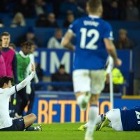 Son Heung-min prekršajem je zaustavio igrača Evertona Andrea Gomesa, nakon čega je Porugalac iznesen s terena, a Korenac zaplakao