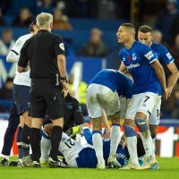 Son Heung-min prekršajem je zaustavio igrača Evertona Andrea Gomesa, nakon čega je Porugalac iznesen s terena, a Korenac zaplakao