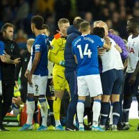 Son Heung-min prekršajem je zaustavio igrača Evertona Andrea Gomesa, nakon čega je Porugalac iznesen s terena, a Korenac zaplakao