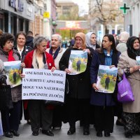 Prosvjed ispred Veleposlanstva Švedske u Sarajevu zbog dodjele Nobelovu nagradu za knjizevnost Peteru Handkeu