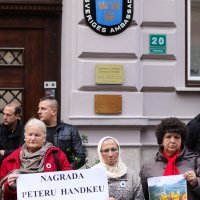 Prosvjed ispred Veleposlanstva Švedske u Sarajevu zbog dodjele Nobelovu nagradu za knjizevnost Peteru Handkeu