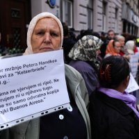 Prosvjed ispred Veleposlanstva Švedske u Sarajevu zbog dodjele Nobelovu nagradu za knjizevnost Peteru Handkeu