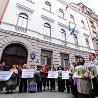 Prosvjed ispred Veleposlanstva Švedske u Sarajevu zbog dodjele Nobelovu nagradu za knjizevnost Peteru Handkeu