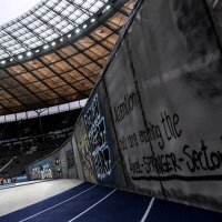 Koreografija navijača Herthe na terenu prije utakmice