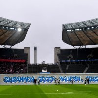 Koreografija navijača Herthe na terenu prije utakmice