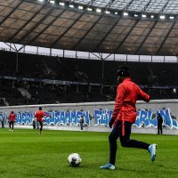 Koreografija navijača Herthe na terenu prije utakmice