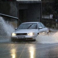 U Makarskoj obilna kiša potopila magistralu na ulazu u grad