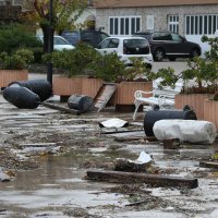 U Zatonu more nakon nevremena izbacilo velike količine otpada