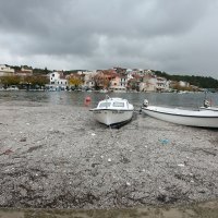 U Zatonu more nakon nevremena izbacilo velike količine otpada