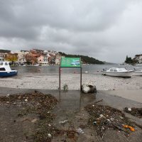 U Zatonu more nakon nevremena izbacilo velike količine otpada