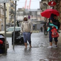 U Rijeci poplavljen centar grada, stanovnici se kreću u gumenim čizmama, bosi ili s daskom za veslanje