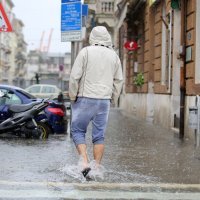 U Rijeci poplavljen centar grada, stanovnici se kreću u gumenim čizmama, bosi ili s daskom za veslanje