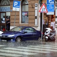 U Rijeci poplavljen centar grada, stanovnici se kreću u gumenim čizmama, bosi ili s daskom za veslanje