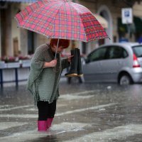 U Rijeci poplavljen centar grada, stanovnici se kreću u gumenim čizmama, bosi ili s daskom za veslanje