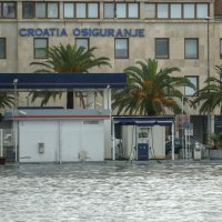 Visoka plima i more na ulicama Zadra nakon olujnog juga