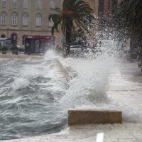 Jako jugo stvara velike valove i plimu na splitskoj rivi