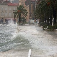 Jako jugo stvara velike valove i plimu na splitskoj rivi