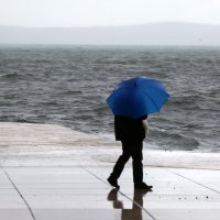 Jako jugo stvara velike valove i plimu na splitskoj rivi