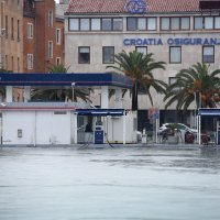 Zbog velike plime na nekoliko mjesta na Trpimirovoj obali u Zadru, ali i u gradu more se prelilo na ulice
