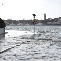 Zbog velike plime na nekoliko mjesta na Trpimirovoj obali u Zadru, ali i u gradu more se prelilo na ulice