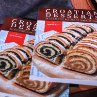 Prva kuharica hrvatskih slastica na engleskom jeziku