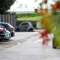 Policijski očevid u Veslačkoj ulici gdje je izgorio automobil