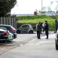 Policijski očevid u Veslačkoj ulici gdje je izgorio automobil