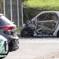 Policijski očevid u Veslačkoj ulici gdje je izgorio automobil