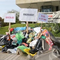 Performans Zelene akcije zbog poskupljenja odvoza otpada