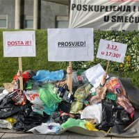 Performans Zelene akcije zbog poskupljenja odvoza otpada