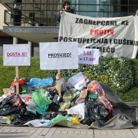 Performans Zelene akcije zbog poskupljenja odvoza otpada