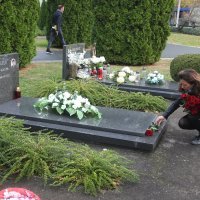 Vukovar: Obitelji stradalih branitelja polažu ruže na grobove