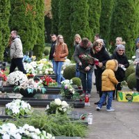Vukovar: Obitelji stradalih branitelja polažu ruže na grobove