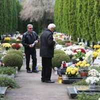Vukovar: Obitelji stradalih branitelja polažu ruže na grobove