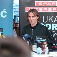 Zagreb: Luka Modrić predstavio je na Interliberu svoju autobiografiju "Moja igra"