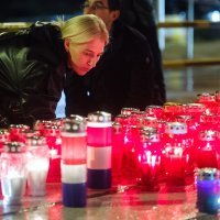 Split: Paljenjem svijeća u organizaciji Grada i Koordinacije braniteljskih udruga, ispred spomenika "I u mom gradu Vukovar svijetli"