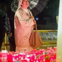 Split: Paljenjem svijeća u organizaciji Grada i Koordinacije braniteljskih udruga, ispred spomenika "I u mom gradu Vukovar svijetli"