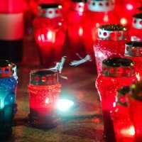 Split: Paljenjem svijeća u organizaciji Grada i Koordinacije braniteljskih udruga, ispred spomenika "I u mom gradu Vukovar svijetli"