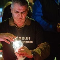 Split: Paljenjem svijeća u organizaciji Grada i Koordinacije braniteljskih udruga, ispred spomenika "I u mom gradu Vukovar svijetli"