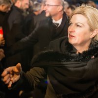 Vukovar: Kolinda Grabar-Kitarović zapalila svijeće ispred vukovarske bolnice