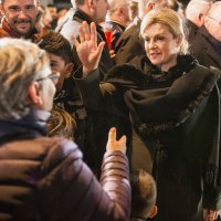 Vukovar: Kolinda Grabar-Kitarović zapalila svijeće ispred vukovarske bolnice
