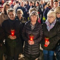 Vukovar: Kolinda Grabar-Kitarović zapalila svijeće ispred vukovarske bolnice