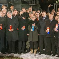 Vukovar: Kolinda Grabar-Kitarović zapalila svijeće ispred vukovarske bolnice
