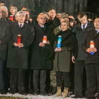 Vukovar: Kolinda Grabar-Kitarović zapalila svijeće ispred vukovarske bolnice