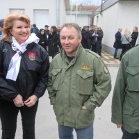 Brojni građani, branitelji i državni dužnosnici ispred bolnice u Vukovaru