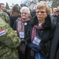 Brojni građani, branitelji i državni dužnosnici ispred bolnice u Vukovaru