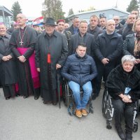 Brojni građani, branitelji i državni dužnosnici ispred bolnice u Vukovaru