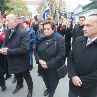 Brojni građani, branitelji i državni dužnosnici ispred bolnice u Vukovaru