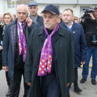 Brojni građani, branitelji i državni dužnosnici ispred bolnice u Vukovaru