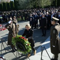Brojna izaslanstva na Memorijalnom groblju u Vukovaru položila vijence za poginule
